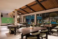 The Green Hidden Wanjia Hui Resort Hotel (Shaoxing Lu Xun's Hometown Cangqiao Zhijie Store)