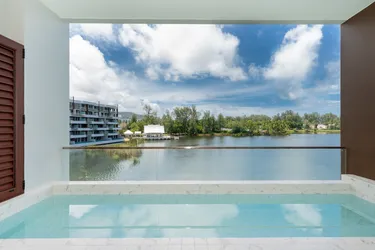 รูปภาพของลักซ์ชัวรี 2 ห้องนอน จากุซซี่ พูล สวีท เลคไซด์ อังสนา ลากูน่า