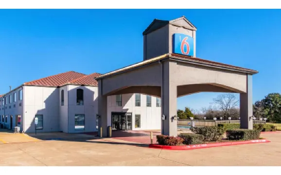 Motel 6 Ennis, TX