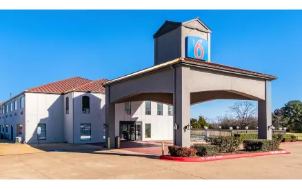 Motel 6 Ennis, TX