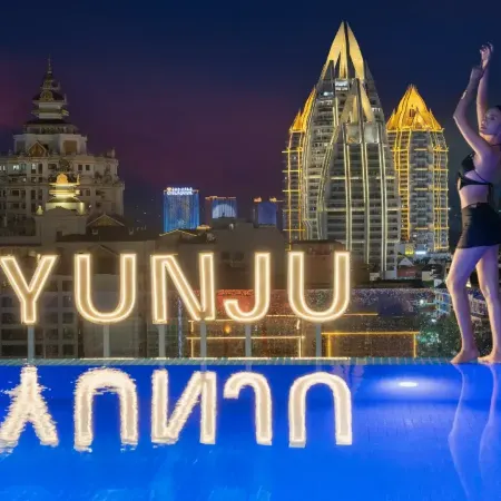 Cloud Dwelling Sky Pool Resort (Xishuangbanna West Shuangjing Xingguang Night Market Branch)