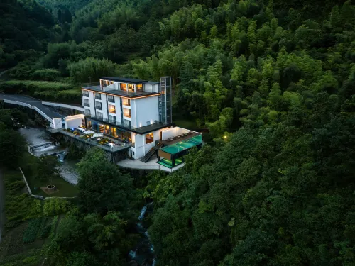 Stream in Cloud Resort Hotel - Jakuzi
