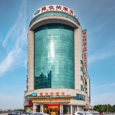 Vienna Hotel (Nandan Dongtian Jiuhai Scenic Area Jinfurong Square Branch)