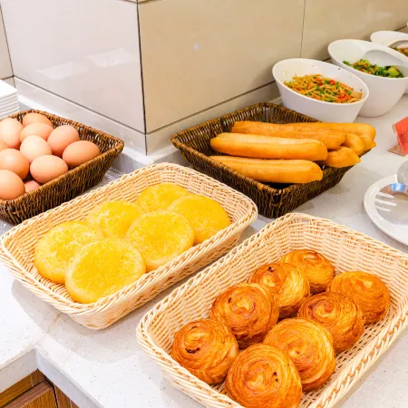 GreenTree Inn Express Hotel (Aksu Century Plaza)