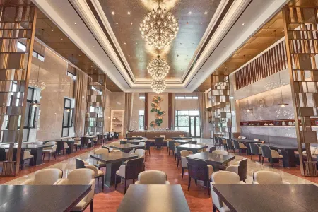 CGIG Eastern Holiday Hotel Отели рядом с достопримечательностью «Dimond Beach Bath of DreamSea»