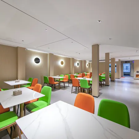 Xinlong Intelligent Hotel (Longyan Wanbao Plaza East Station)