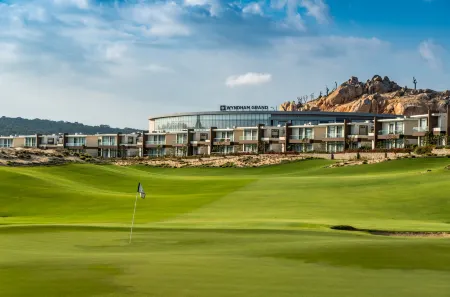 Wyndham Grand KN Paradise Cam Ranh Отели рядом с достопримечательностью «Пляж Бай Дай»