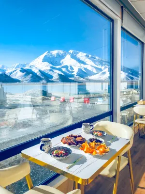 Buzhoushan Karakul Lake View Resort Hotels in Akto