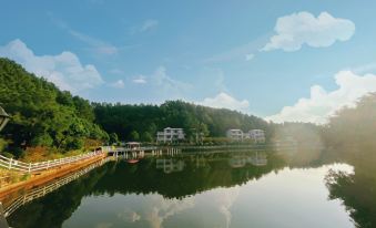 Jingshan Lake Dolphin Homestay (Qingyuan Huangtengxia Branch)