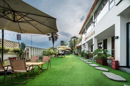 Pengzhou Yingyun Banshan Bieyuan