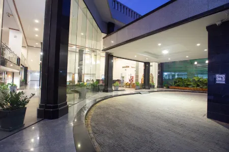 CH Hotel Отели рядом с достопримечательностью «Wat Chai Mongkol»