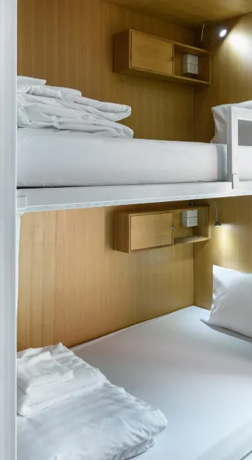 เตียงในห้องพักรวมหญิงแบบ 4 เตียง