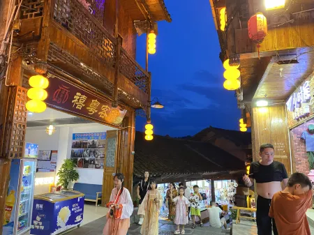 Xiyue·Linjiang Inn Отели рядом с достопримечательностью «Tusi Palace»