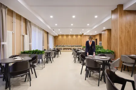 Vienna Hotel (Qingdao Oriental Movie Capital Starlight Island) Отели рядом с достопримечательностью «City Balcony Scenic Area»