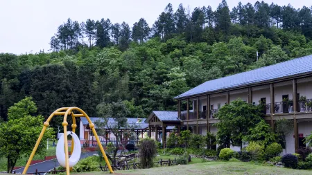 Wan'an Red Cedar Wellness Valley Homestay Отели рядом с достопримечательностью «Wan'an Ancient Ficus Virens»