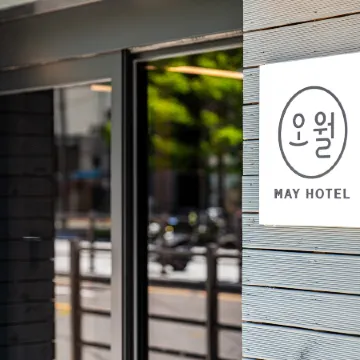 Hotel May Yongsan Отели рядом с достопримечательностью «Флагманский магазин Line Friends»