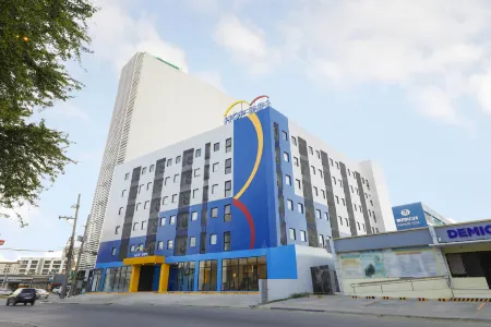 Hop Inn Hotel Iloilo Отели рядом с достопримечательностью «Diversion 21 KTV and Resto»