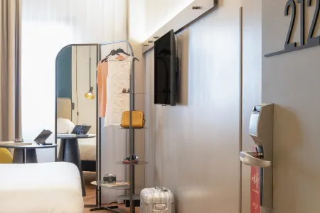 Ibis Madrid Aeropuerto Barajas Отели рядом с достопримечательностью «Puesta De Sol Paracuellos-Torres Madrid»