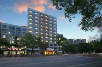 YESTE International Hotel at Wuzhou Tengxian Stadium فنادق في مديرية تنغ