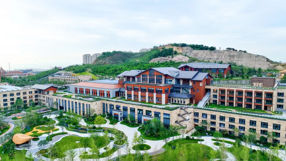 Qingdao Red Rock Hotel