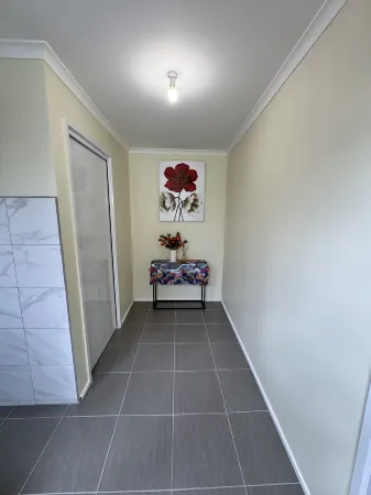 Brandnew Comfortable Bedroom in a Beautiful Suburb Отели в г. Кейлор