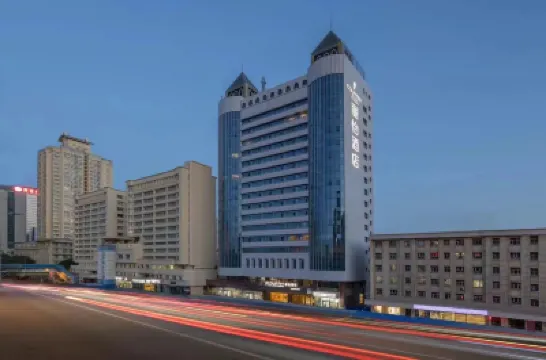 Liyi Hotel (Urumqi Hetian Second Street Dehui Wanda Branch) Hotels near People's Park