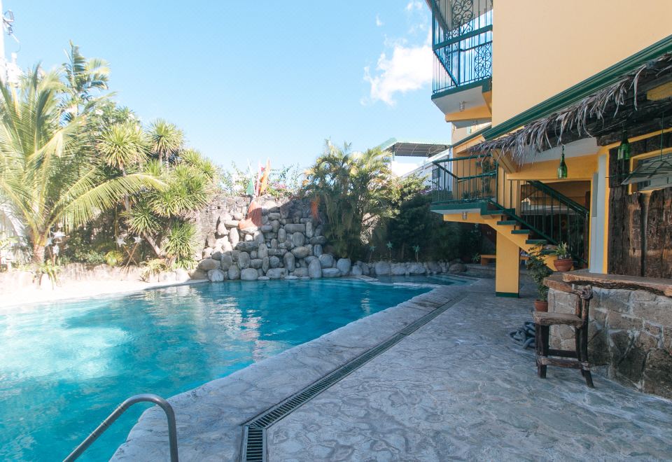 [RedDoorz @ Yahweh Spring Retreat & Resort Laguna의 수영장]