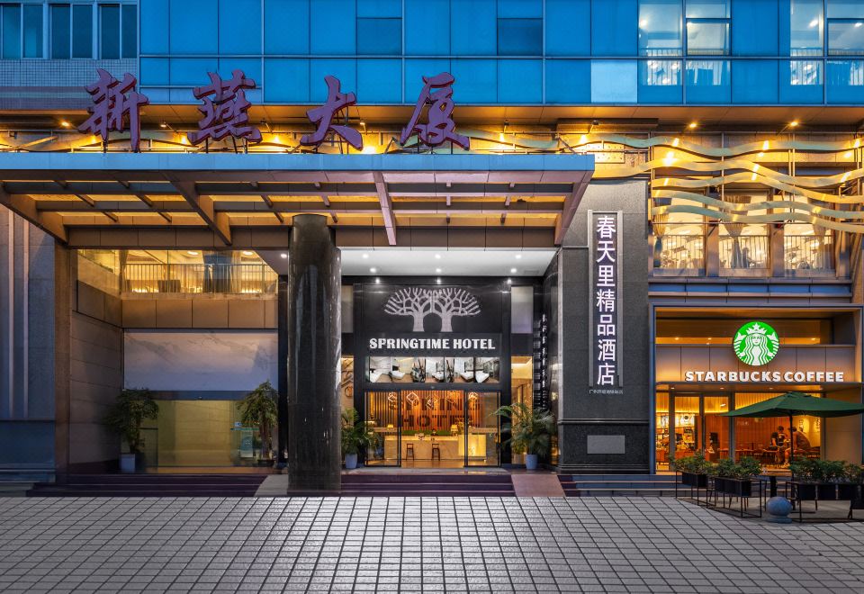 스프링 타임 호텔의 조식 뷔페 공간