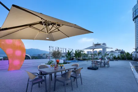 Zhaoqing Xinghu Hidden Resort (Qixing Rock Arch Branch) Отели рядом с достопримечательностью «Chaotian»