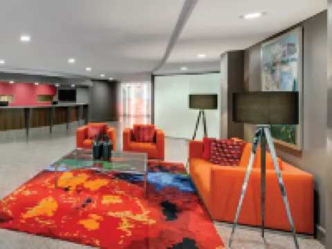 อดินา เซอร์วิสอพาร์ทเมนท์ แคนเบอร์รา เจมส์คอร์ท โรงแรมในBraddon