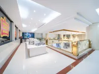 Elong Anyun Hotel (Luoyang Baolong Square Longmen High-Speed Railway Station)