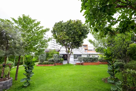 Glai Gan Place Hotel Отели рядом с достопримечательностью «Wat Kaeng Kanun»