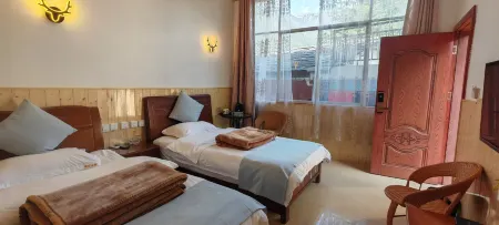 Gongshan Bingzhongluo Tibetan Home Courtyard