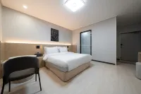 Hound Hotel Gunsan (Business Styler)