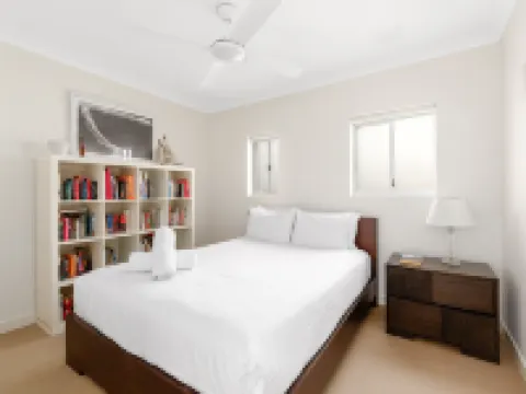 Ocean view luxury 3 bedroom home with balcony Hotels in North Bondi