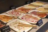 HM Jaime III - breakfast