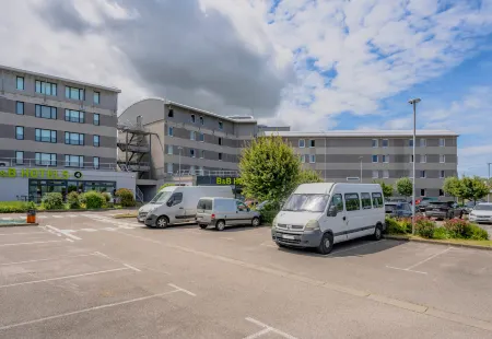 B&B Hotel Calais Terminal Cité Europe 4 étoiles Отели рядом с достопримечательностью «Field of the Cloth of Gold / Camp du Drap d'Or (7-24 June 1520)»