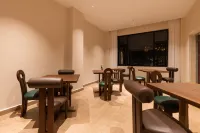 Experience the breathtaking panorama of snow-capped mountains in a luxurious villa. - Morgenmad