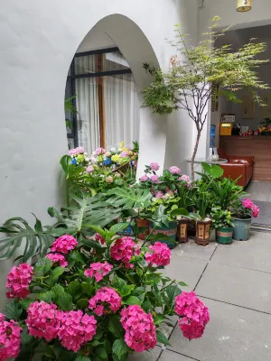 Ruolanbieyuan Homestay (Phoenix Ancient City Store) Hotel a 