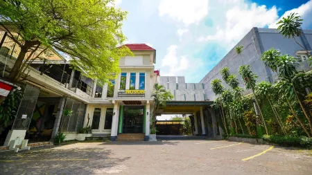 Novon Family Hotel by Tripletee Отели в г. Blimbing