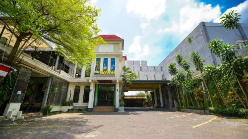 Novon Family Hotel by Tripletee