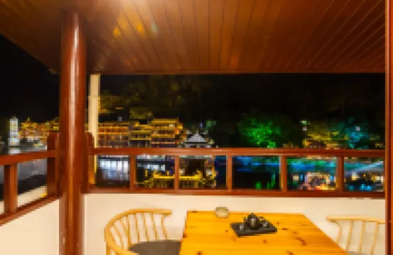 風橋輕雨●行歌里民宿（鳳凰古城鳳橋店） 鄰近南華山神鳳文化景區的酒店