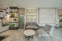 7 Days Premium Hotel (Guiyang Qianlingshan Park Gaicha Road Subway Station Branch) - Dağ Manzaralı