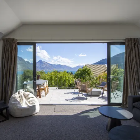 Lakeview Paradise: 3BR, Hot Tub, BBQ, Garden