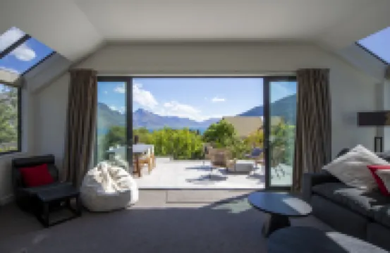 Lakeview Paradise: 3BR, Hot Tub, BBQ, Garden