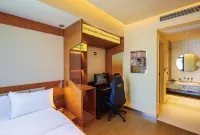 Trace E-sports Hotel (Chengdu Du Fu Thatched Cottage & SWUFE Metro Station Branch) -  Gaming & Esports