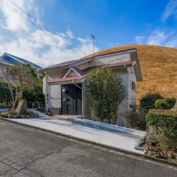 A modern Japanese-style inn with a view of Mt. Omuro｜ An Omuroyama