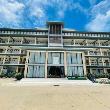 The Chev Hotel Отели рядом с достопримечательностью «Пранг Сам Йот»
