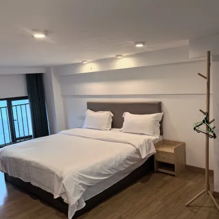Luyin LOFT Movie Apartment (Nanchang West Station Lizhuangshan Subway Station)