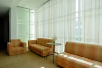 RedDoorz Plus Near Hotel Benua Kendari - parking